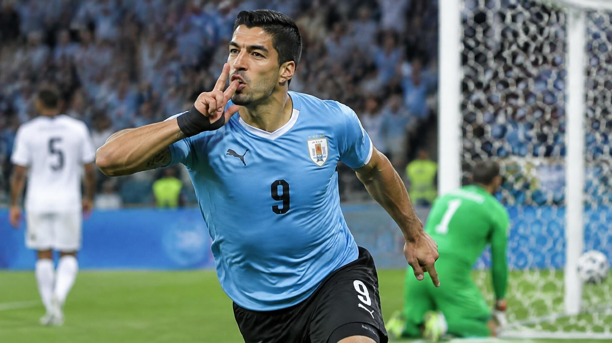 uruguayan soccer player celebrating goal